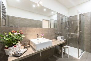 Junior Studio Suite | Bathroom | Shower, free toiletries, hair dryer, bidet - Foresteria Rhodense Via Italia (Rho)