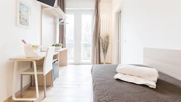 ميني بار ومكتب ومساحة عمل للكمبيوتر المحمول وستائر تعتيم