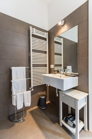 Classic Single Room | Bathroom | Shower, free toiletries, hair dryer, bidet - Foresteria Rhodense Via Italia (Rho)