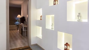 ميني بار ومكتب ومساحة عمل للكمبيوتر المحمول وستائر تعتيم