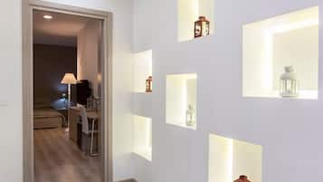 جناح إستديو جونيور | ميني بار ومكتب ومساحة عمل للكمبيوتر المحمول وستائر تعتيم