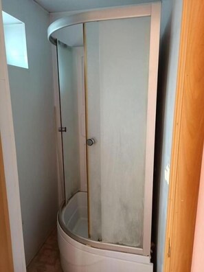 Douche, chaussons, serviettes fournies