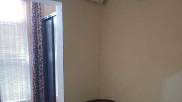Habitación básica doble | Cortinas blackout, tabla de planchar con plancha y wifi gratis