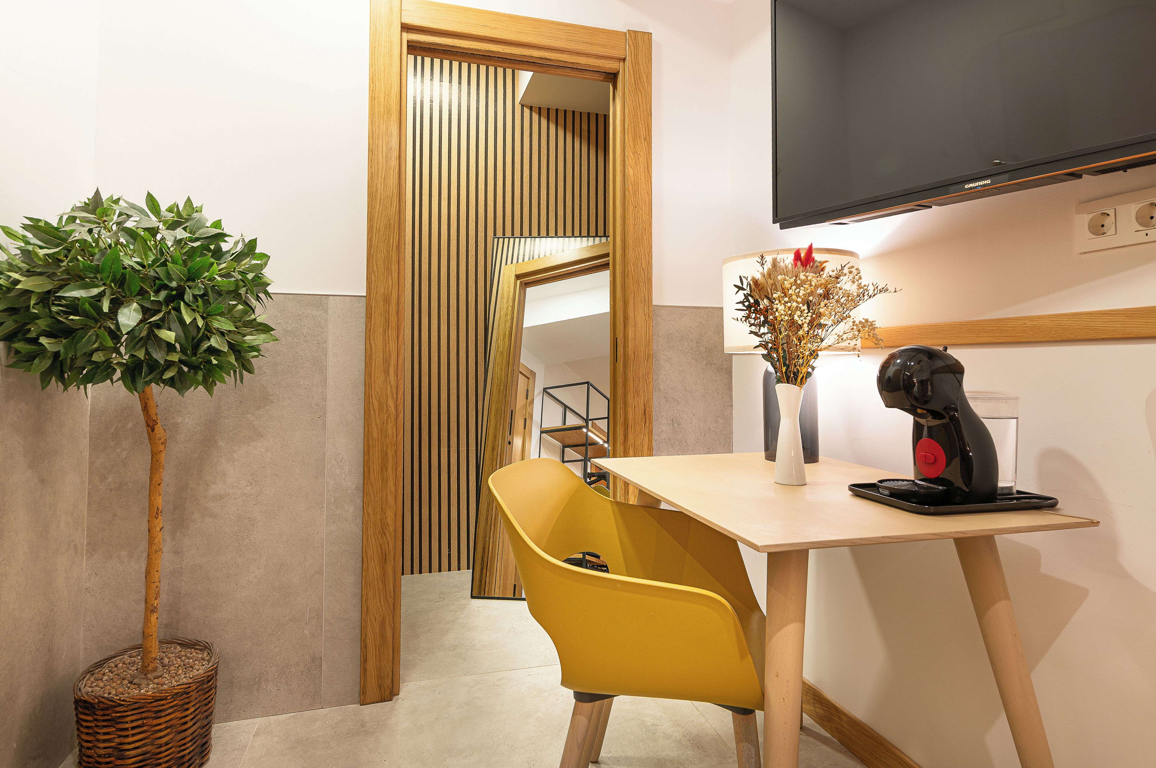 Standard-Doppelzimmer, 1 Queen-Bett | Daunenbettdecken, Minibar, Zimmersafe, Schreibtisch