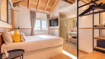 Premier kamer, 1 twee- of 2 eenpersoonsbedden | Donzen dekbedden, een minibar, een kluis op de kamer, een bureau