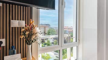 Premier kamer, 1 twee- of 2 eenpersoonsbedden | Donzen dekbedden, een minibar, een kluis op de kamer, een bureau