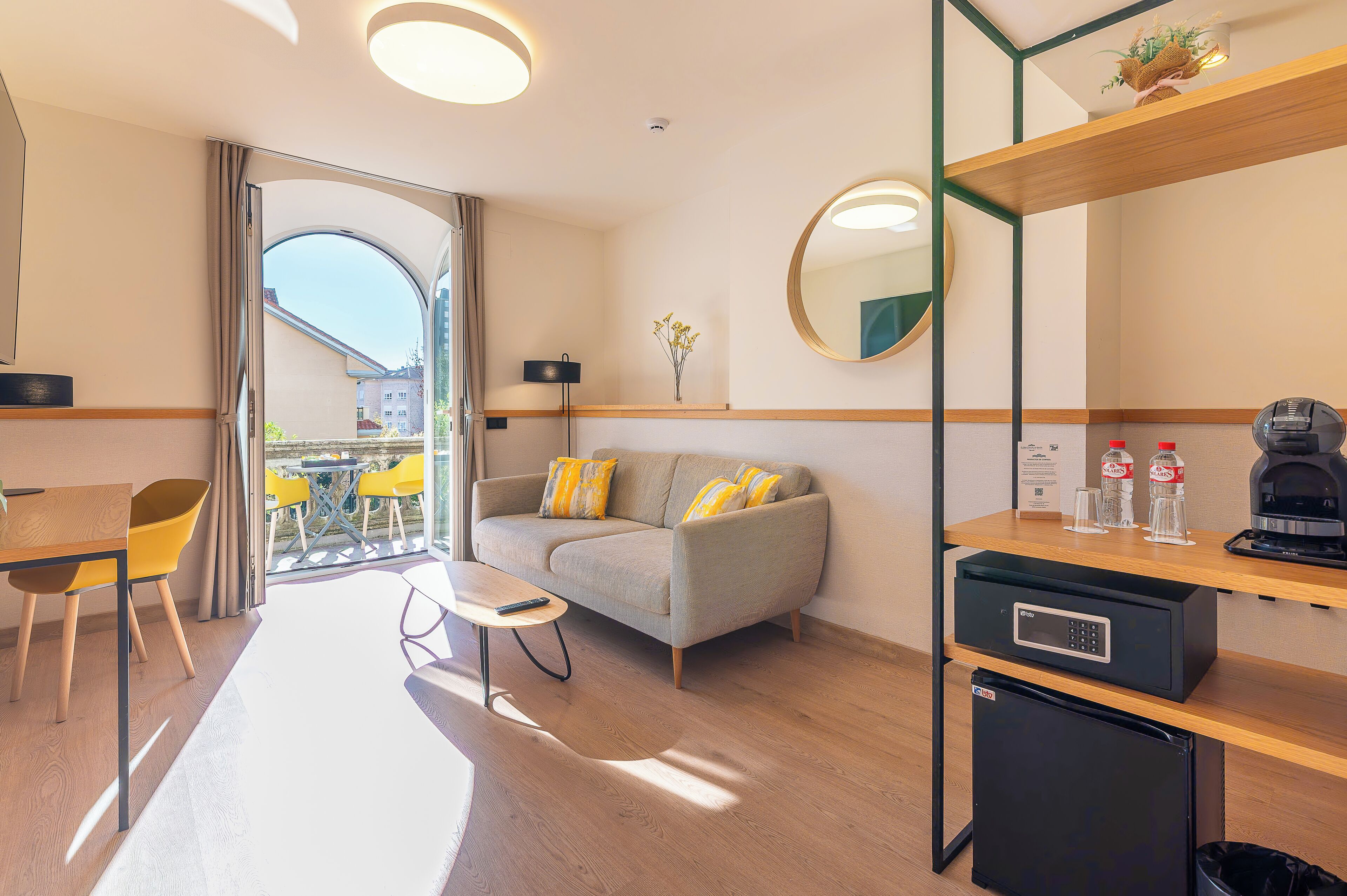 Suite junior, Terraza | Edredón, minibar, caja de seguridad en la habitación y escritorio 