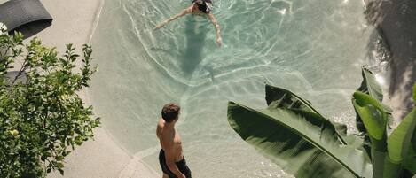 Piscina externa, funciona das 9h às 21h, guarda-sóis, espreguiçadeiras