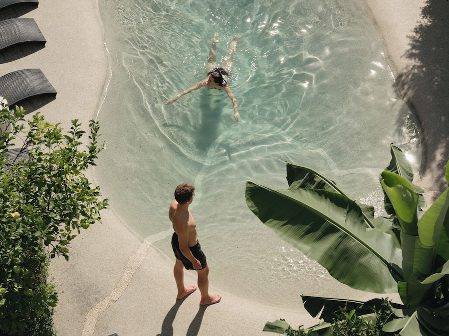 Piscine extérieure, parasols de plage, chaises longues