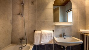 A bathroom with a bathtub, shower, and sink. - Central apartment, near slopes, 10 pers, WiFi (Val-d'Isère)