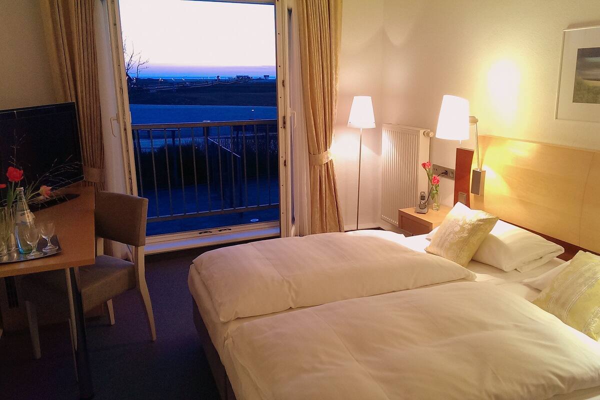 Habitación doble, vista al mar | Minibar, caja de seguridad en la habitación y wifi gratis
