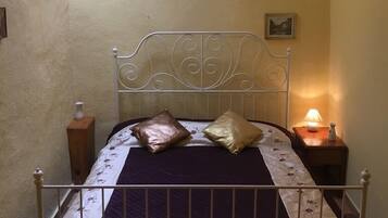 1 slaapkamer, een kluis op de kamer, een strijkplank/strijkijzer