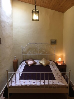 1 chambre, coffre-fort, fer et planche à repasser, lit de bébé portatif