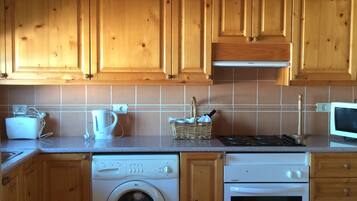 Een koelkast, een microgolfoven, een oven, een kookplaat