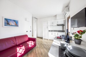 24-inch flat-screen TV with cable channels, TV - Borgo Aureo (Rome)