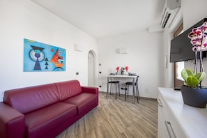 24-inch flat-screen TV with cable channels, TV - Borgo Aureo (Rome)