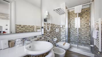 Apartamento superior | Banheiro | Chuveiro, chuveiro com efeito de chuva, produtos de toalete grátis