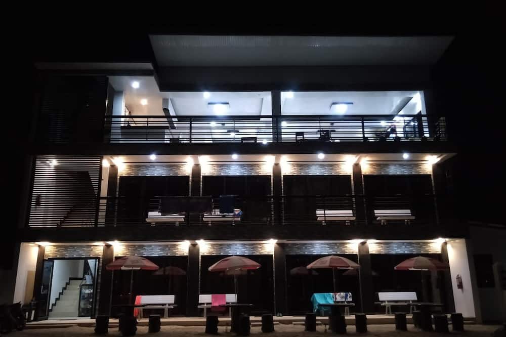 Strangers Inn & Bar