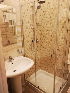 Chambre Quadruple Familiale, vue ville | Douche de la salle de bain