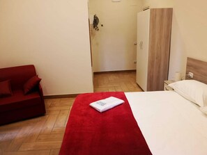 أسرّة بطبقة علوية مريحة وبديكورات فريدة لكل غرفة وطراز فريد لكل وحدة