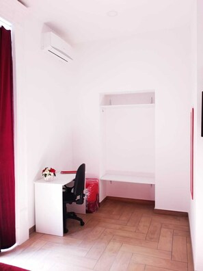 Chambre Quadruple Familiale, vue ville | Surmatelas, décoration personnalisée, ameublement personnalisé, bureau