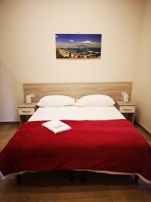 Pillow-top beds, individually decorated, individually furnished, desk - Dimora Ruggiero (Naples)