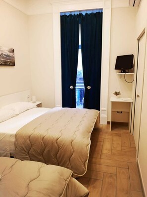 Chambre Triple Classique, vue ville | Surmatelas, décoration personnalisée, ameublement personnalisé, bureau