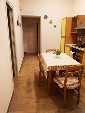 فطور من الأطباق المحلية مجانًا يوميًا