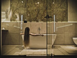 디자인 더블룸 또는 트윈룸 | 욕실 | 무료 세면용품, 헤어드라이어, 슬리퍼, 비누