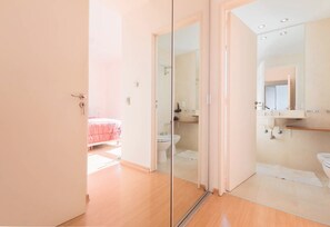 Bañera con ducha, secador de pelo, bidet, toallas