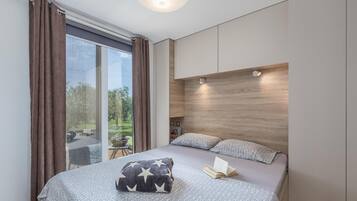 2 bedrooms, in-room safe, desk, iron/ironing board