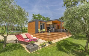 Terrace/patio - Beach House IVE, Romantic escape with jacuzzi, pool & olive grove charm in Pomer (Pomer)