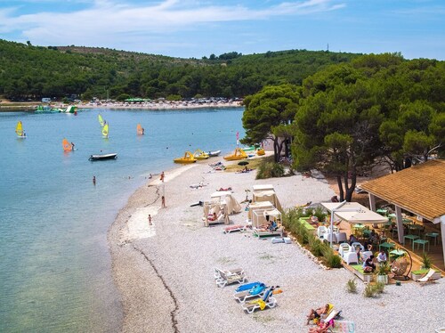 Beach House IVE, Romantic escape with jacuzzi, pool & olive grove charm in Pomer