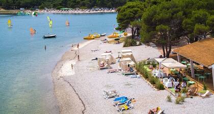 Beach House IVE, Romantic escape with jacuzzi, pool & olive grove charm in Pomer