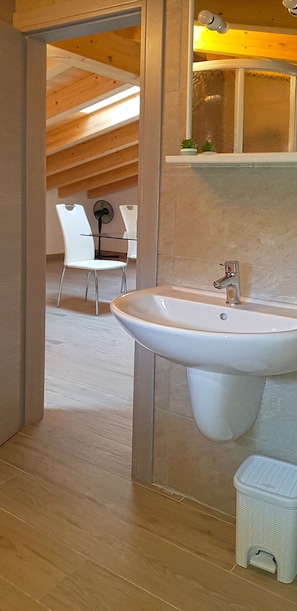 Shower, hair dryer, towels - Casa Gina Attico (Tremosine)