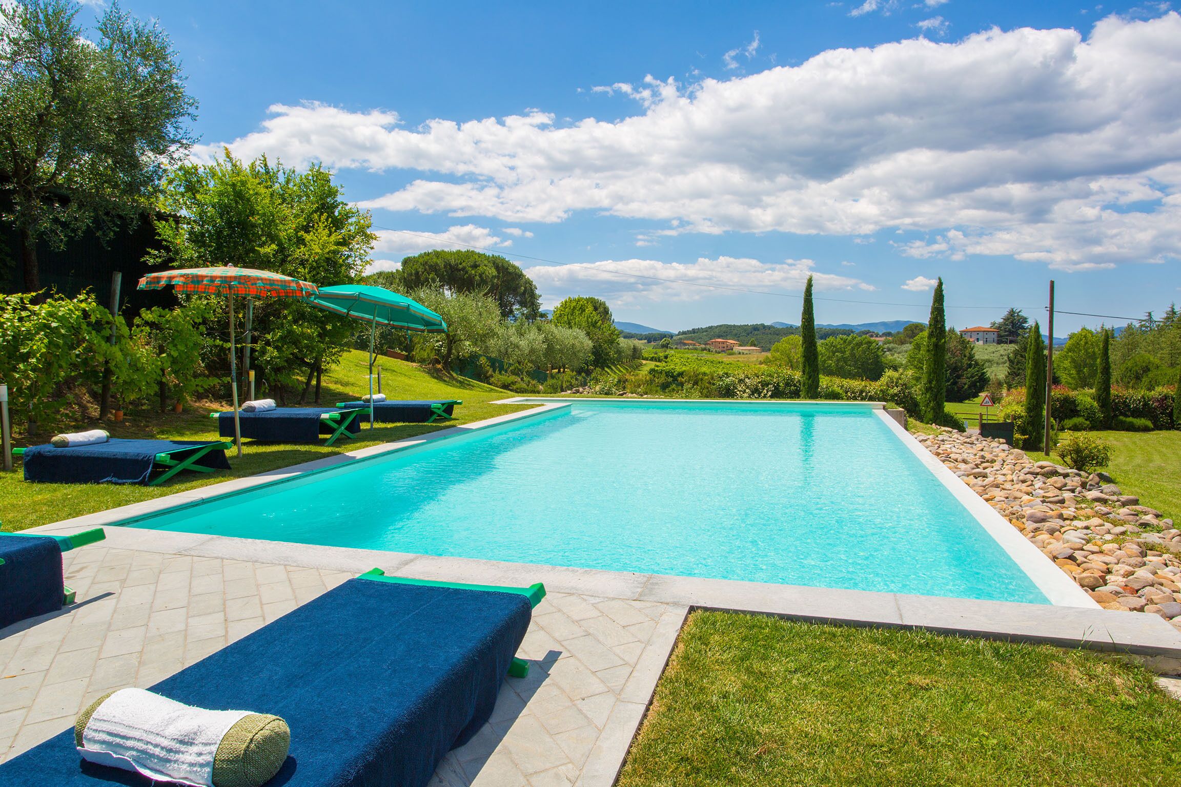 Außenpool (je nach Saison geöffnet), Sonnenschirme, Liegestühle