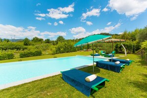 Seasonal outdoor pool, pool umbrellas, pool loungers - Meriggio Barn (Capannori)