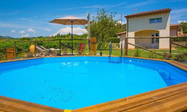 Außenpool (je nach Saison geöffnet), Sonnenschirme, Liegestühle