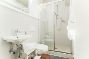 Villa, 2 chambres | Salle de bain | Douche, douche à « effet pluie », sÚche-cheveux, bidet