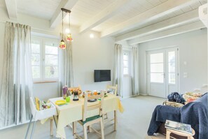 Villa, 2 Schlafzimmer | Wohnbereich | Flachbildfernseher
