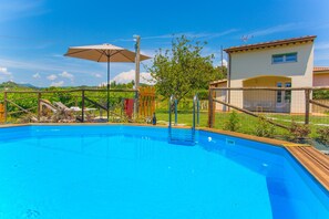 Außenpool (je nach Saison geöffnet), Sonnenschirme, Liegestühle