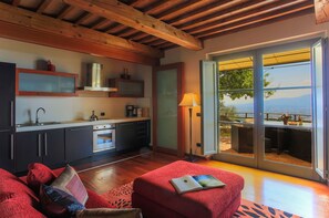 Apartamento, 2 habitaciones | Zona de estar | Una televisión de pantalla plana