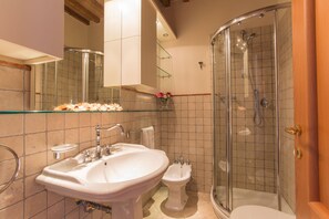 Apartment, 2 Bedrooms | Bathroom sink - Bellavista 1 (Capannori)