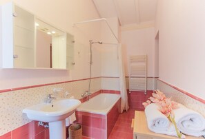 Villa, 3 habitaciones | Baño | Regadera tipo lluvia, secadora de cabello, bidet, toallas 