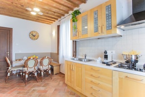 Villa, 3 chambres | Cuisine privée | Réfrigérateur grande capacité avec congélateur, four à micro-ondes