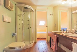 Appartement, 1 slaapkamer | Badkamer | Een douche, een hydromassagedouche, een haardroger, een bidet