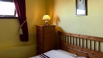 1 slaapkamer, een kluis op de kamer, een strijkplank/strijkijzer
