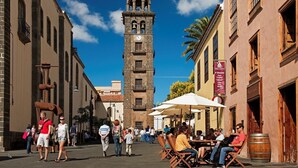 Une rue historique, reconnaissable à son imposante tour de l’horloge, à ses terrasses et à l’enseigne du restaurant « Vina Norte ».