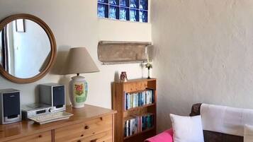 Een televisie, videogames, een dvd-speler en boeken