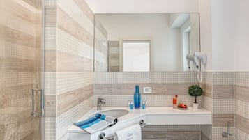 Dusj, hårføner, bidé og håndklær